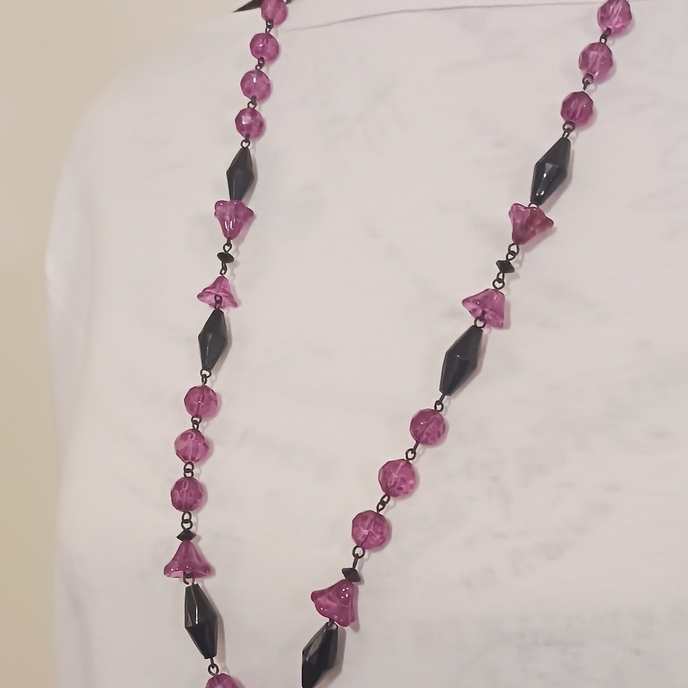 3/$20 💰 Simple Purple and Black Glass Beaded Necklace - Picture 3 of 4